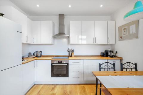 4 bedroom flat to rent, Trouville Road, London SW4