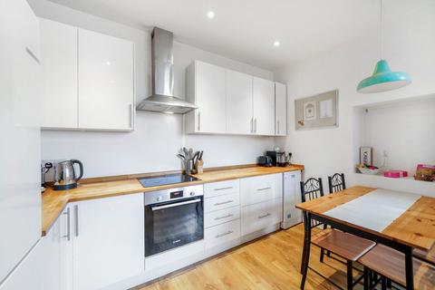 4 bedroom flat to rent, Trouville Road, London SW4