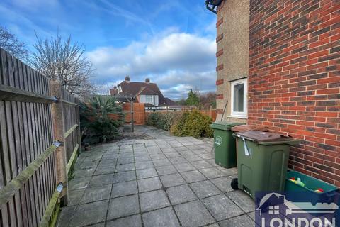 3 bedroom detached house to rent, Demesne Road, Wallington SM6