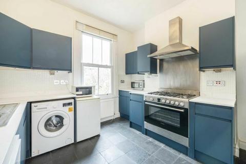 3 bedroom apartment to rent, Heslop Road, London SW12