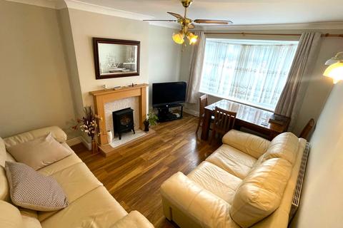 2 bedroom flat to rent, Chadwell Avenue, Romford RM6