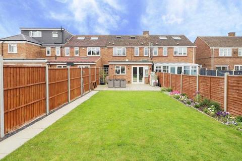 4 bedroom terraced house to rent, Owen Road, Hayes UB4