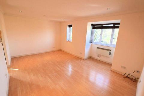 2 bedroom flat to rent, Woodland Grove, Epping