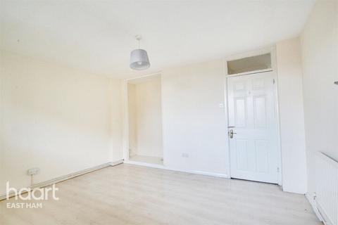 2 bedroom flat to rent, Melford Road, LONDON