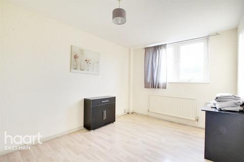 2 bedroom flat to rent, Melford Road, LONDON