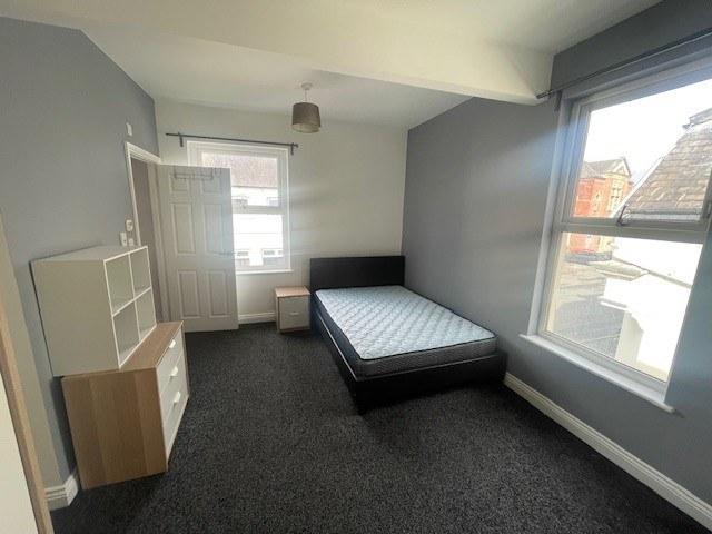 37 Wakefield Road, room 3