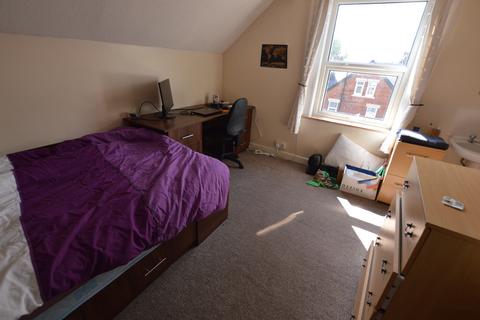 5 bedroom terraced house to rent, Knowle Road, Burley , Leeds LS4