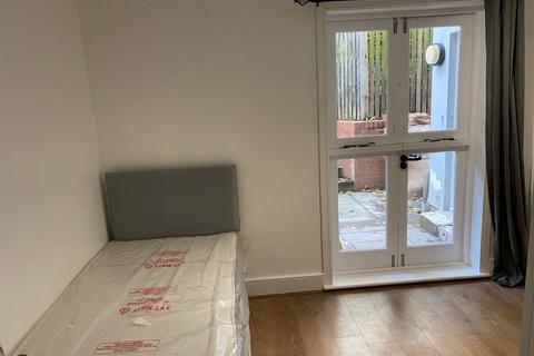 1 bedroom terraced house to rent, Richmond Road, London, E8