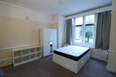 Studio to rent, Castlebar Hill,  Ealing, W5