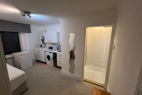 Terraced house to rent, Redcliffe Gardens, London SW10