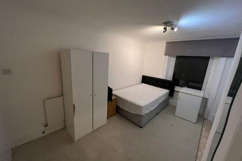 Terraced house to rent, Redcliffe Gardens, London SW10