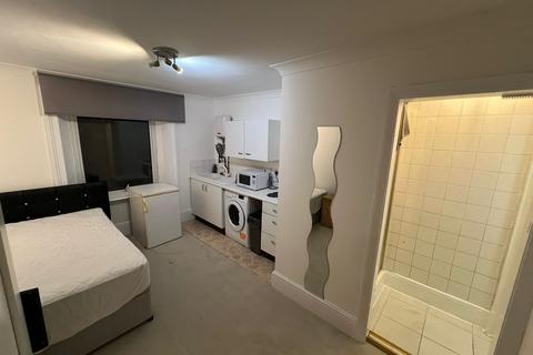 Terraced house to rent, Redcliffe Gardens, London SW10