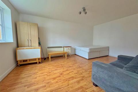 Studio to rent, Upton Close, London NW2