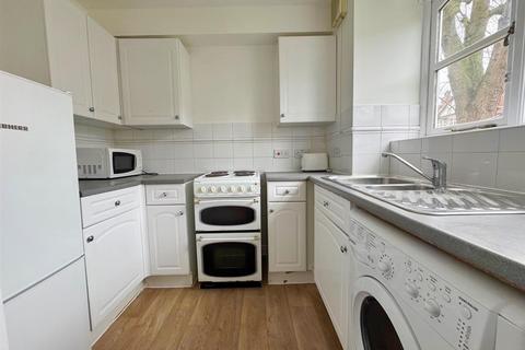 Studio to rent, Upton Close, London NW2