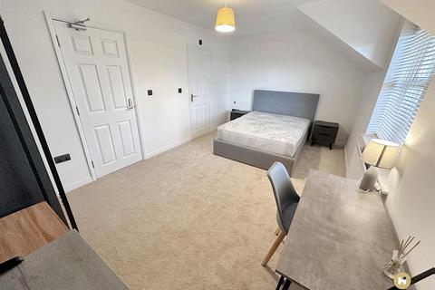 1 bedroom in a house share to rent, 14 Ashworth Square, Wakefield WF1