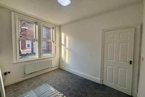 3 bedroom terraced house to rent, Chambers Street, Crewe, CW2