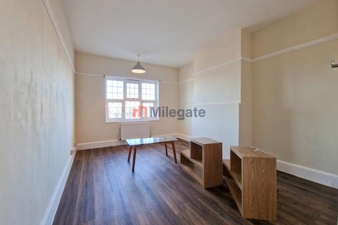 2 bedroom flat to rent, The Broadway, Basildon SS13