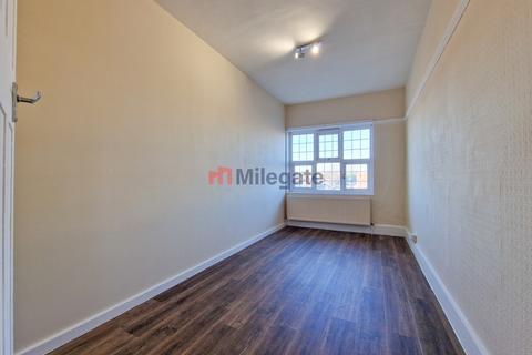 2 bedroom flat to rent, The Broadway, Basildon SS13