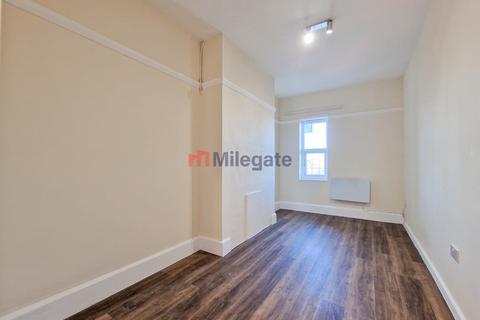 2 bedroom flat to rent, The Broadway, Basildon SS13