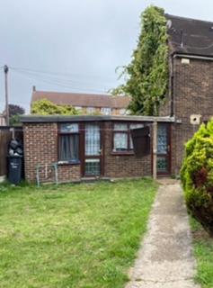 Studio to rent, Rainham Road South, Dagenham, Essex, RM10