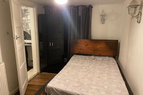 Studio to rent, Rainham Road South, Dagenham, Essex, RM10