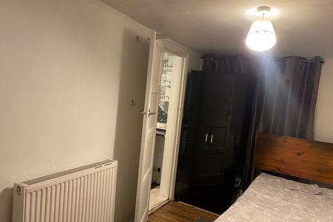 Studio to rent, Rainham Road South, Dagenham, Essex, RM10