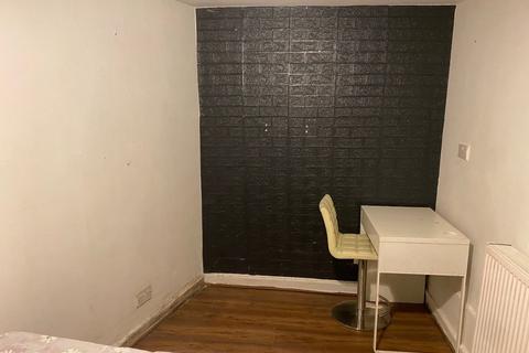 Studio to rent, Rainham Road South, Dagenham, Essex, RM10