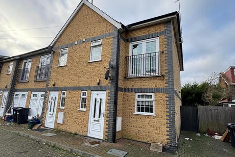 3 bedroom townhouse to rent, Cranford Lane, Hounslow, TW5