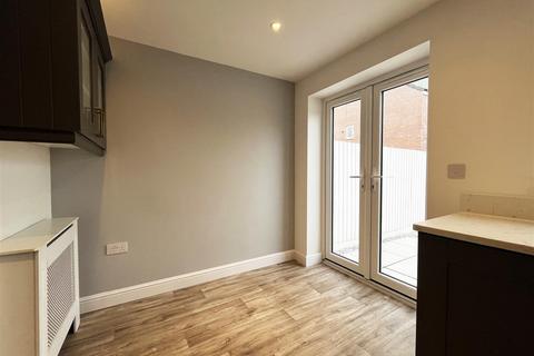 3 bedroom townhouse to rent, Wisteria Road, Nottingham NG14