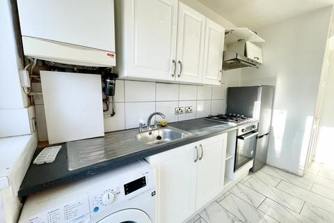 4 bedroom terraced house to rent, Pasteur Gardens, London N18