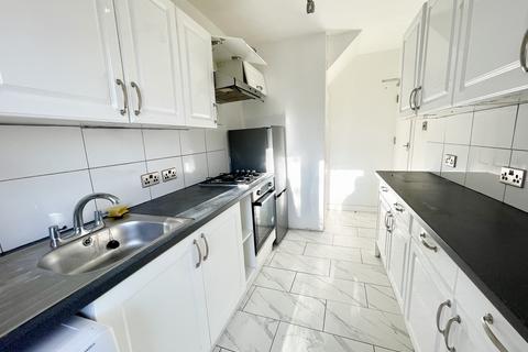 4 bedroom terraced house to rent, Pasteur Gardens, London N18