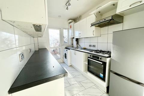 4 bedroom terraced house to rent, Pasteur Gardens, London N18