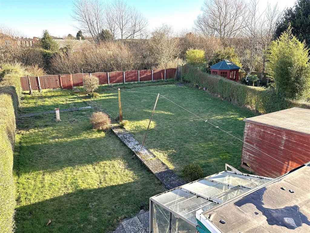 Huge Rear Garden 082