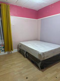 1 bedroom in a house share to rent, St. Winefride's Avenue, London E12