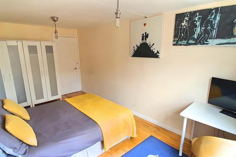 1 bedroom in a flat share to rent, Greenwich High Road, London SE10