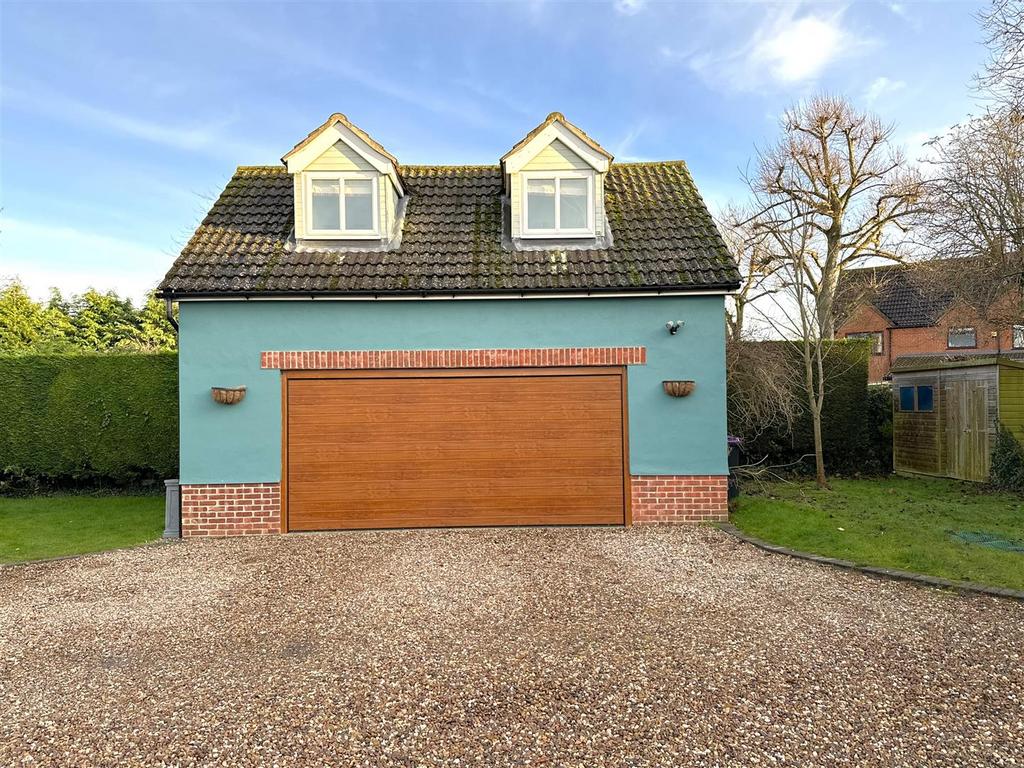 Detached Double Garage With Room Above 734