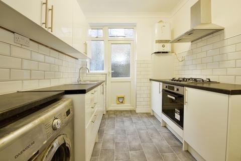 2 bedroom flat to rent, Lea Bridge Road, Leyton