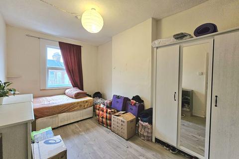 1 bedroom in a house share to rent, High Street, Beckenham