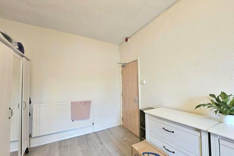 1 bedroom in a house share to rent, High Street, Beckenham