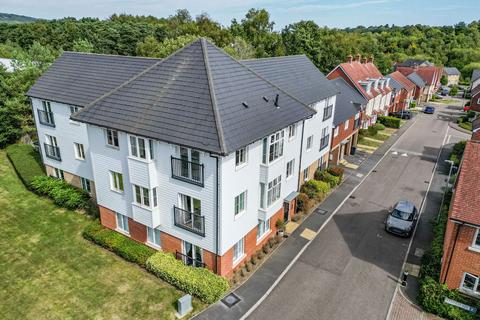 2 bedroom flat for sale, Hazelbourne Avenue, Sevenoaks TN15