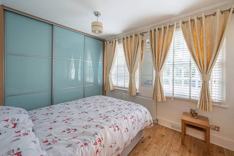 3 bedroom flat to rent, Corringham Road, Golders Green, London, NW11