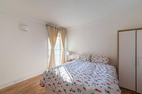 3 bedroom flat to rent, Corringham Road, Golders Green, London, NW11