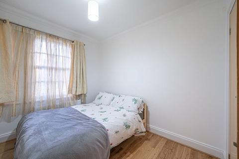 3 bedroom flat to rent, Corringham Road, Golders Green, London, NW11