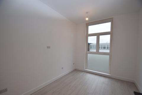 2 bedroom flat to rent, Canvey Island SS8