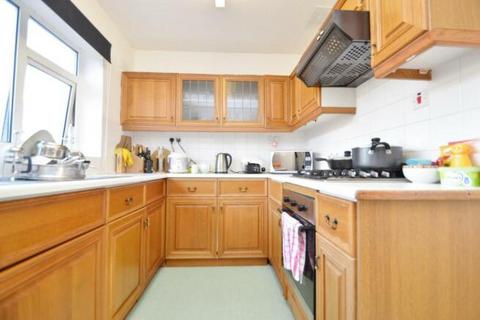 2 bedroom flat to rent, Hawksworth Road, Leeds LS18