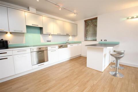 2 bedroom flat to rent, Walnut Tree Close, Guildford