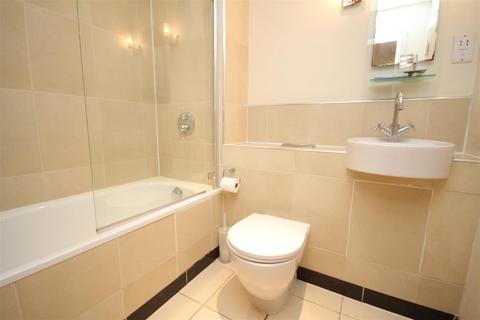 2 bedroom flat to rent, Walnut Tree Close, Guildford