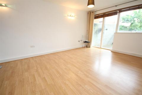 2 bedroom flat to rent, Walnut Tree Close, Guildford