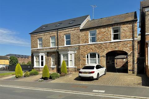 2 bedroom house to rent, Fishergate, York