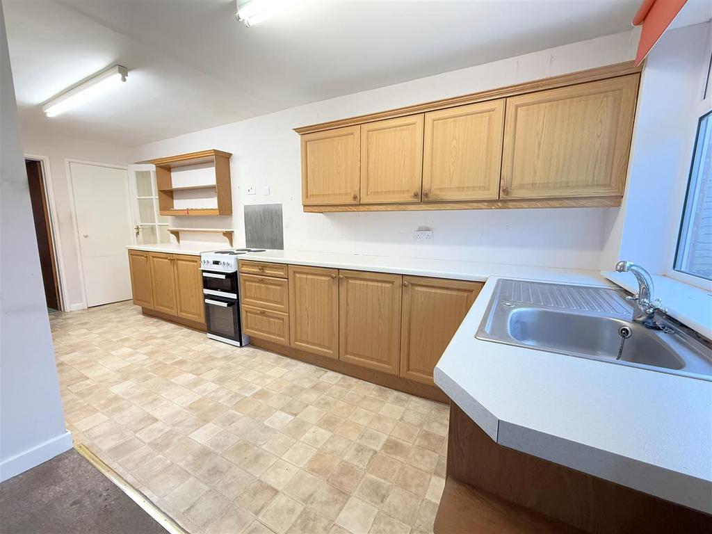 L shaped dining kitchen